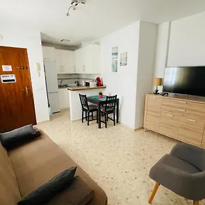 Junto A La Playa En El Centro De Conil, Con Aire Acondicionado Y Wifi Apartamento